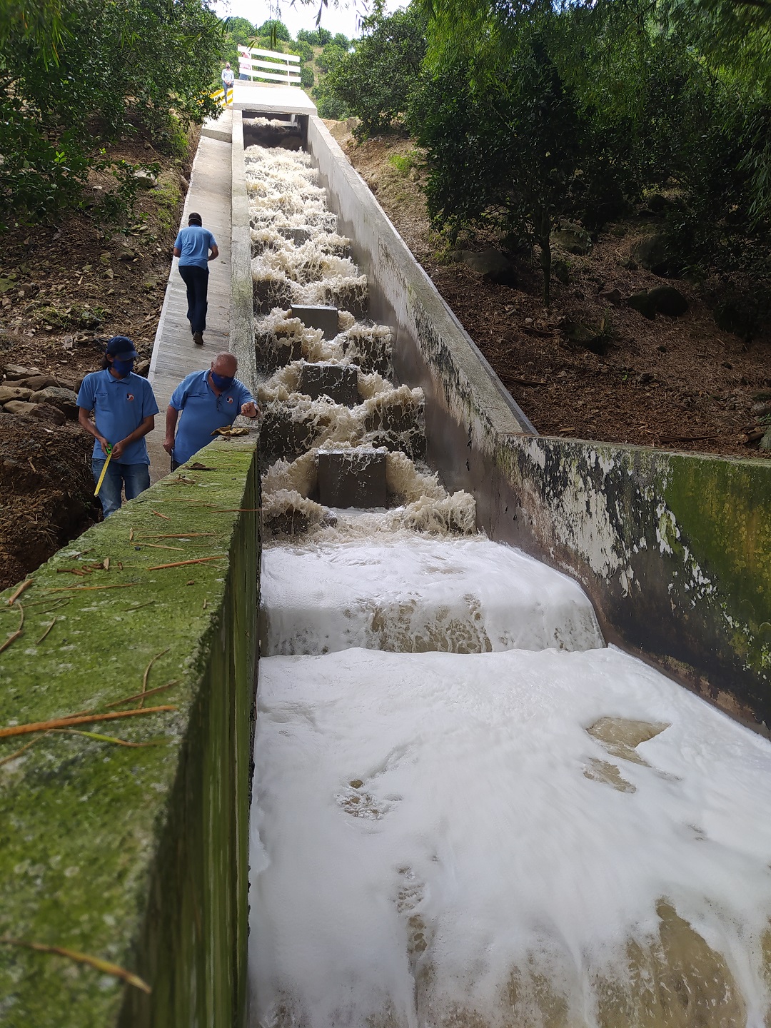 Equipo de Agua XXI en obra de saneamiento básico