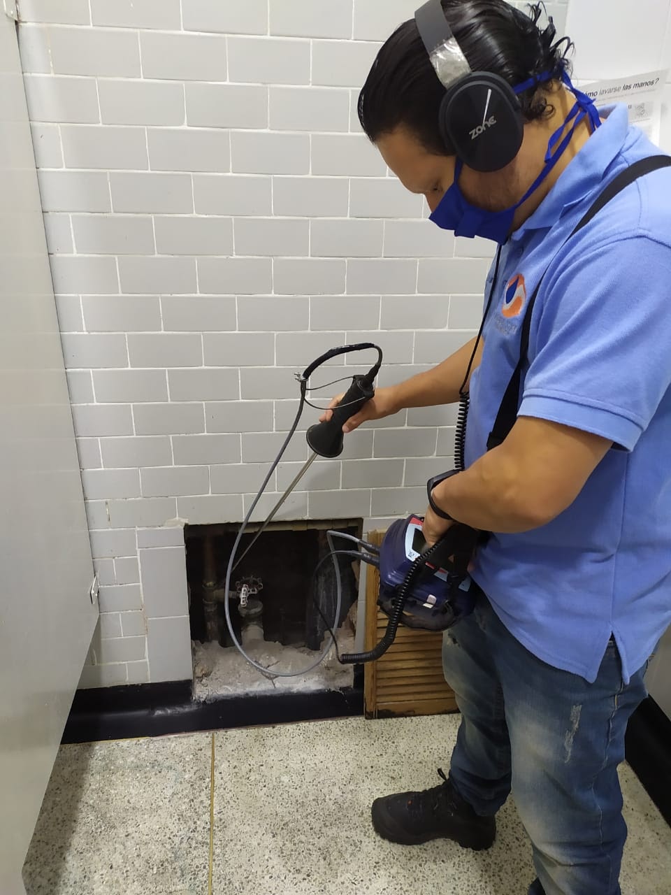 Técnico de Agua XXI usando geófono para detectar fuga de agua en Pereira