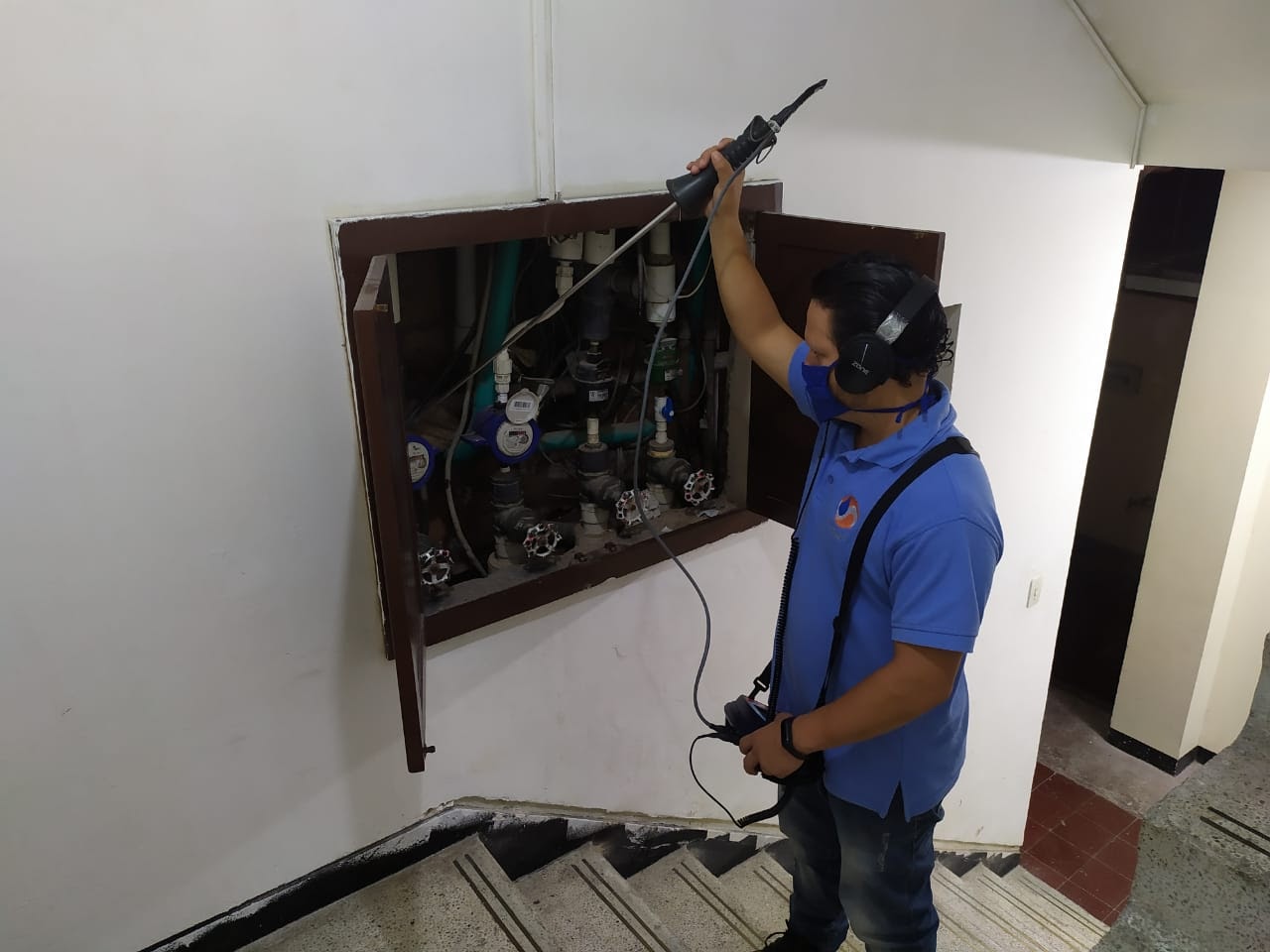 Técnico de Agua XXI inspeccionando red de acueducto con geófono